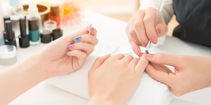 Aplikace gel laku se zdobením nehtů efekt rozbitého skla