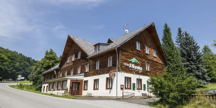 Pohodová dovolená v Krkonoších: horský hotel přímo u sjezdovky, polopenze