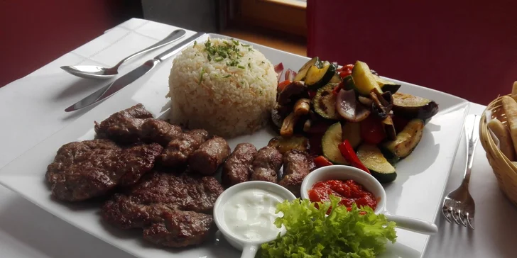Balkán na talíři: pleskavice, čevabčiči a grilovaná zelenina pro 2 osoby