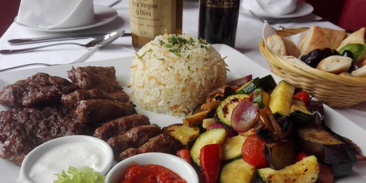 Balkánské speciality pro dva: pleskavica, čevabčiči a grilovaná zelenina