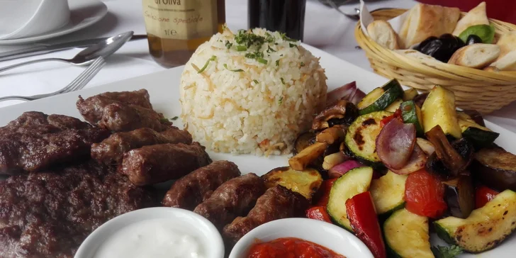 Balkánské speciality pro dva: pleskavica, čevabčiči a grilovaná zelenina