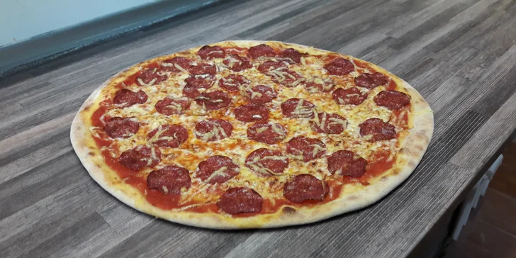 Vyzvedněte si u kouzelného okénka pizzu: výběr ze 14 druhů a krabice v ceně