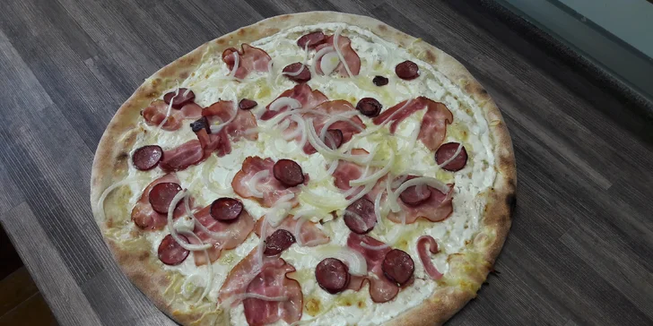 Vyzvedněte si u kouzelného okénka pizzu: výběr ze 14 druhů a krabice v ceně