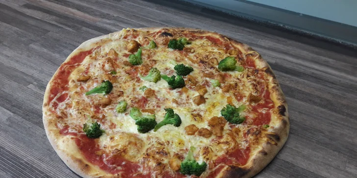 Vyzvedněte si u kouzelného okénka pizzu: výběr ze 14 druhů a krabice v ceně