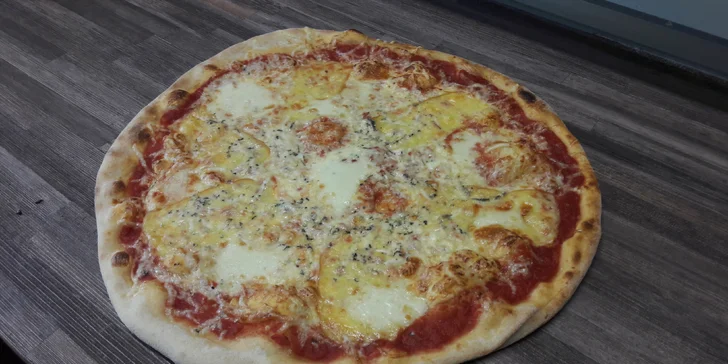 Vyzvedněte si u kouzelného okénka pizzu: výběr ze 14 druhů a krabice v ceně