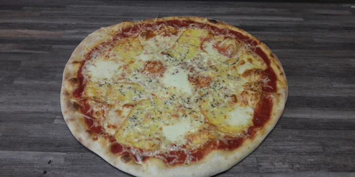 Vyzvedněte si u kouzelného okénka pizzu: výběr ze 14 druhů a krabice v ceně