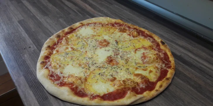 Vyzvedněte si u kouzelného okénka pizzu: výběr ze 14 druhů a krabice v ceně