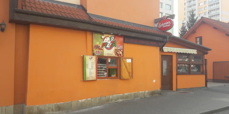 Vyzvedněte si u kouzelného okénka pizzu: výběr ze 14 druhů a krabice v ceně
