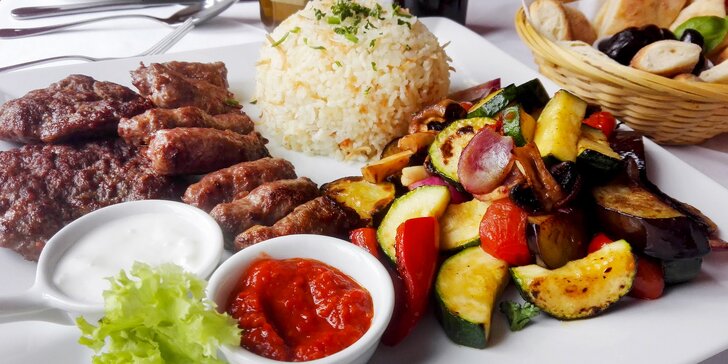 Balkán na talíři - pleskavice, čevabčiči a grilovaná zelenina pro 2 gurmety