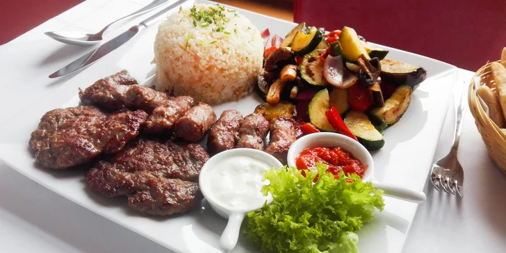 Balkánské speciality pro dva: pleskavica, čevabčiči a grilovaná zelenina