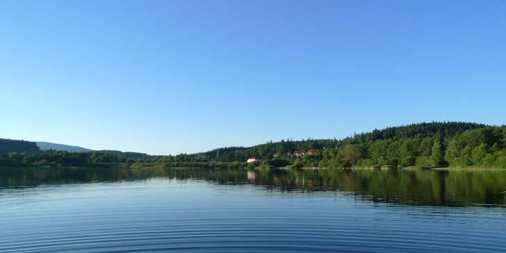 Jaro i podzim v chatě na Lipně: 150 m od jezera a 50 m od cyklostezsky