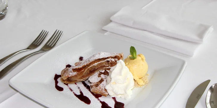 Čtyřchodové menu pro 1 či 2 osoby: salát, vývar, hlavní chod dle výběru a závin
