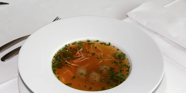 Čtyřchodové menu pro 1 či 2 osoby: salát, vývar, hlavní chod dle výběru a závin