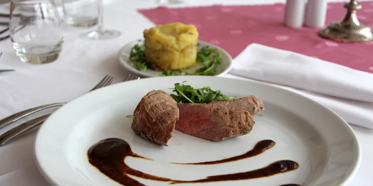 Čtyřchodové menu pro 1 či 2 osoby: salát, vývar, hlavní chod dle výběru a závin