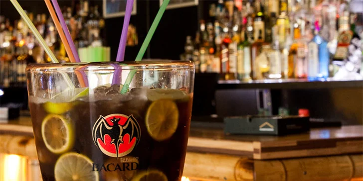 Nezapomenutelná párty: maxi kýbl Cuba Libre + 1 kg kuř. řízečků pro pár i partu