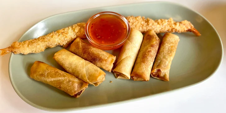Jeden z vás si pak dá červené kari s kuřecím masem a rýží, druhý se pak může těšit na Pad Thai nudle s kuřecím masem nebo s tofu (podle výběru).
