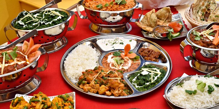 Indie na talíři pro dva: zeleninová směs, kuřecí kostky na kari a další dobroty
