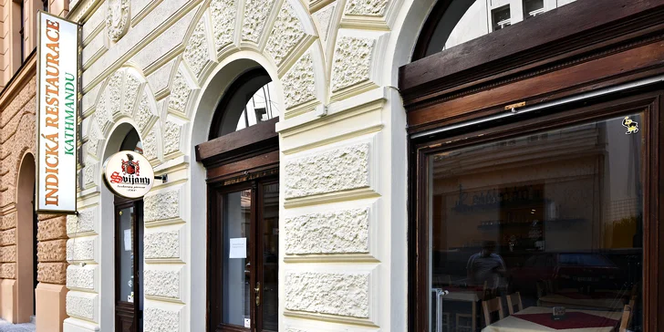Přehlídka voňavých pochoutek: Stůl plný indických specialit pro dva