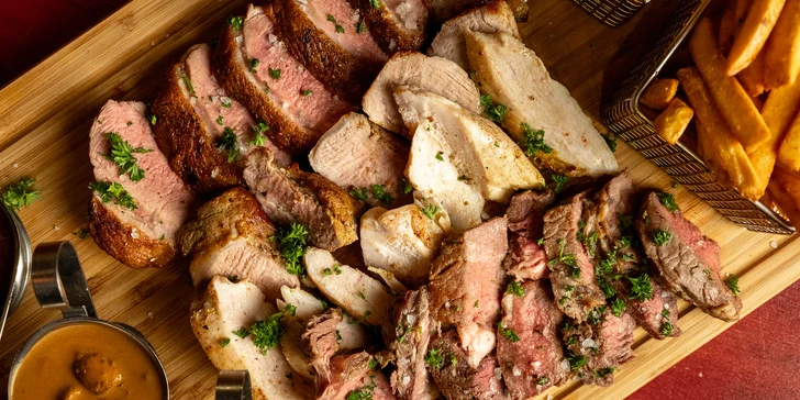 Připraví tu pro vás mix grill, kterému bude vévodit filírovaná vepřová panenka, hovězí Rib Eye, kachní prso (medium) a kuřecí prso. 