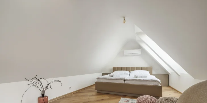 V ponuke sú dve dvojlôžkové izby a mezonetový apartmán až pre 6 osôb.