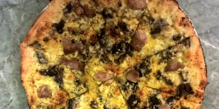 Dvě pizzy dle vlastního výběru: 14 druhů s tomatovým i smetanovým základem