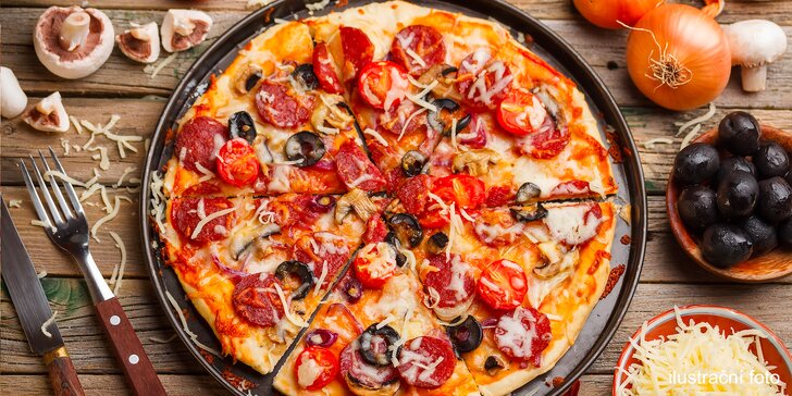 Dvě pizzy k nakousnutí posypané vašimi oblíbenými ingrediencemi