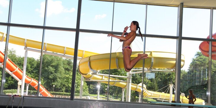 Hop do bazénu: Hodinové vstupy do Aquacentra Pardubice pro rodiny i jednotlivce