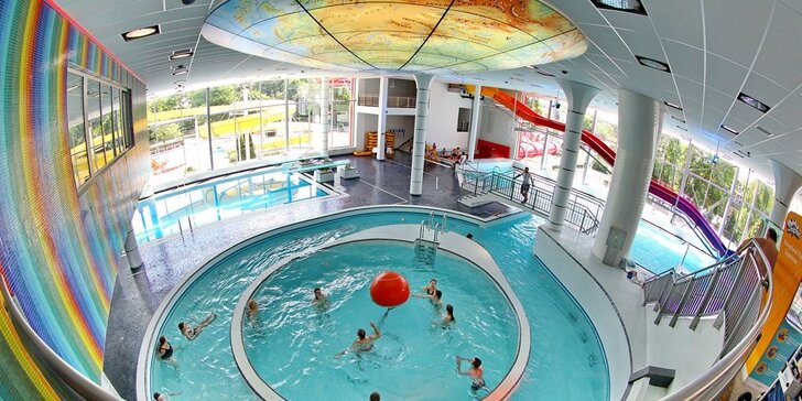 Hop do bazénu: Hodinové vstupy do Aquacentra Pardubice pro rodiny i jednotlivce