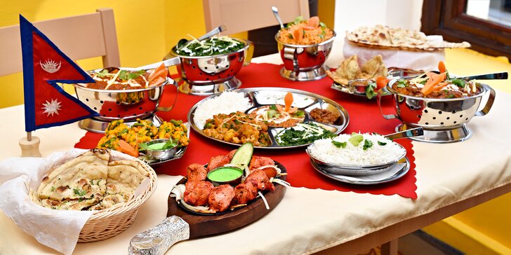 Indie na talíři pro dva: zeleninová směs, kuřecí kostky na kari a další dobroty