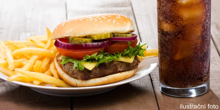 Burger dle výběru, hranolky a nápoj ve fastfoodu na Doubravce