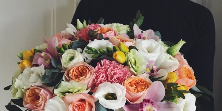 Ozdobná krabice plná čerstvých květin - okouzlující dárek