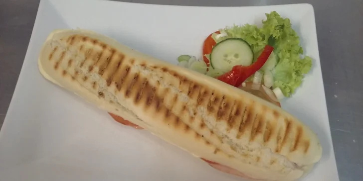 Křupavá snídaně či svačina pro 2: Panini z grilu se sýrem či šunkou a zeleninou