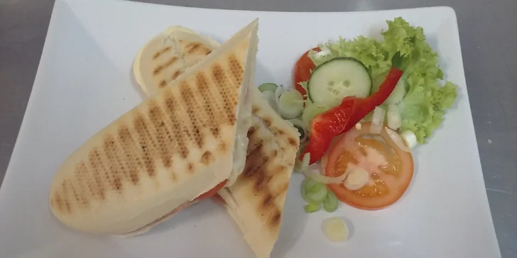 Křupavá snídaně či svačina pro 2: Panini z grilu se sýrem či šunkou a zeleninou