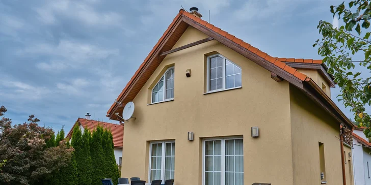 Vila sa nachádza v obci Vlachy, v tichej časti medzi Bešeňovou a Liptovskou Marou, priamo na brehu vyrovnávacej nádrže Bešeňová a je priam stvorená na komfortnú rodinnú dovolenku.