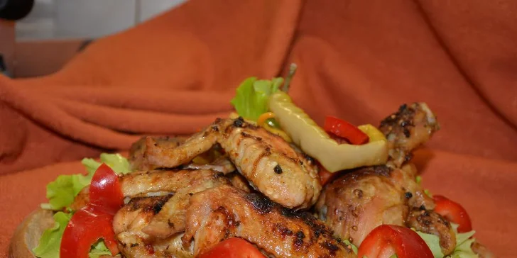 1 kg pečených kuřecích paliček a křidélek i s hranolky a omáčkou