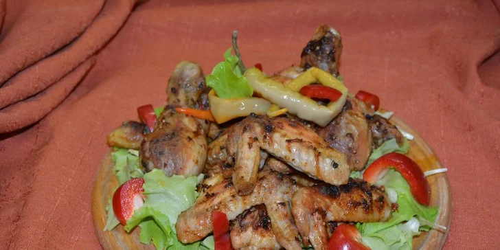 1 kg pečených kuřecích paliček a křidélek i s hranolky a omáčkou