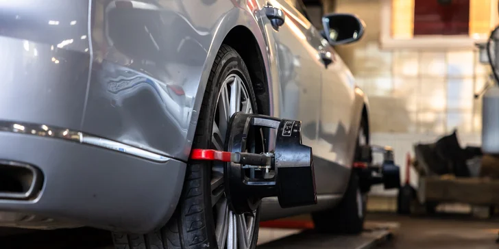 Máte pocit, že vaše auto má vlastný názor na to, čo znamená ísť rovno? Nastavenie geometrie mu vráti rozum