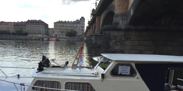 Plujte s partou za zážitky: privátní hodinová plavba po Vltavě až pro 8 osob