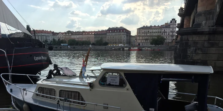 Plujte s partou za zážitky: privátní hodinová plavba po Vltavě až pro 8 osob