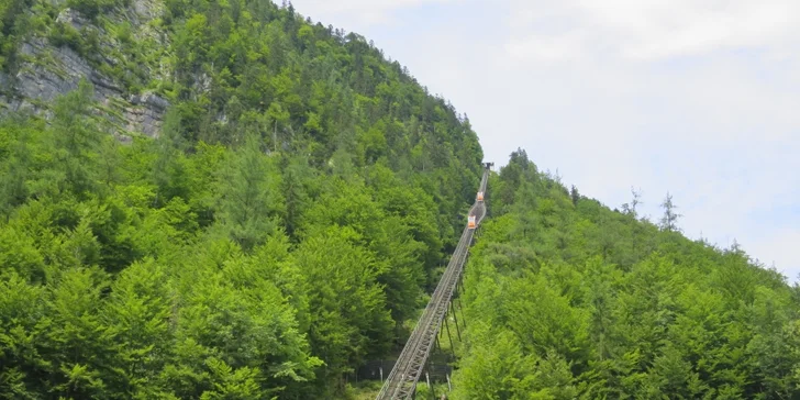Malebný Hallstatt se solným dolem a projížďka lodí mezi horskými masivy Alp