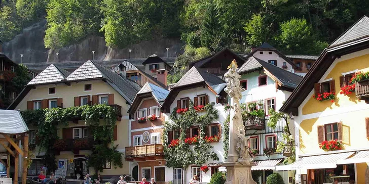 Malebný Hallstatt se solným dolem a projížďka lodí mezi horskými masivy Alp