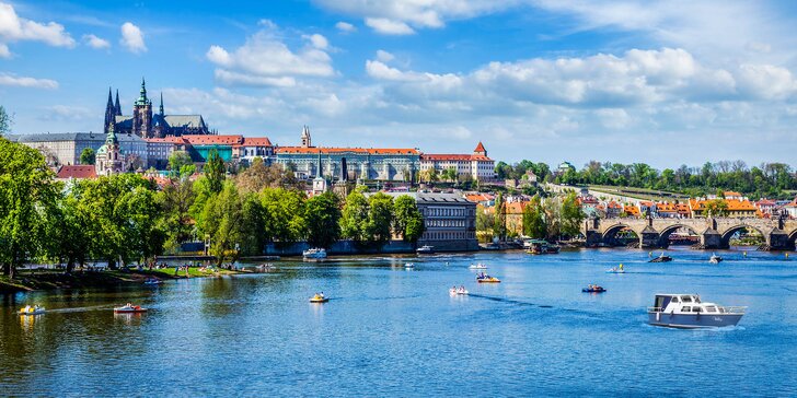 Plujte s partou za zážitky: privátní hodinová plavba po Vltavě až pro 8 osob