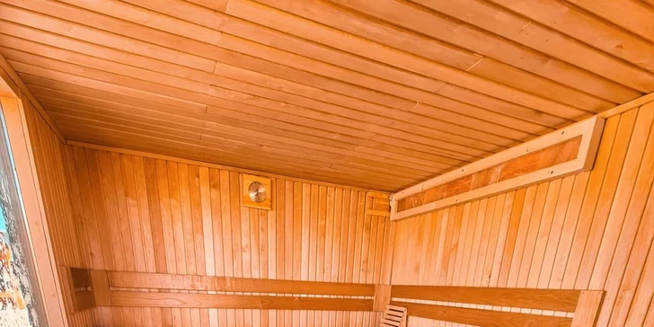 Prohřejete se ve venkovní finské sauně.