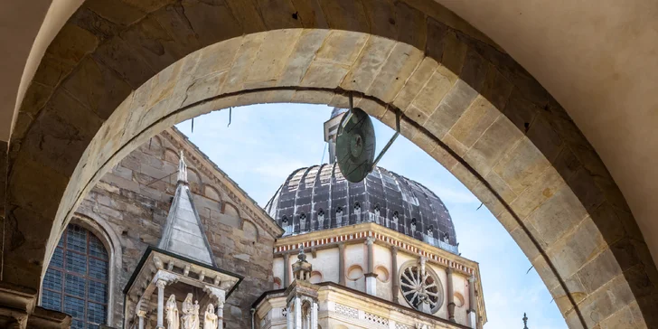 Navštívíte náměstí Piazza Vecchia se zvonicí i baziliku Santa Maria Maggiore.