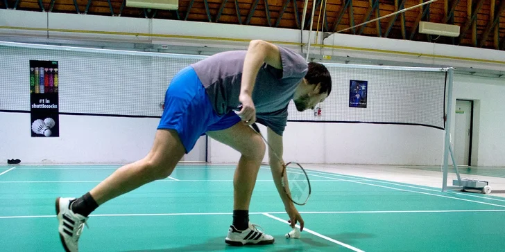 Ranní či dopolední hodinka na badmintonovém kurtu