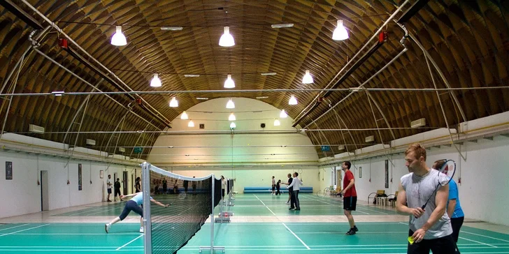 Ranní či dopolední hodinka na badmintonovém kurtu