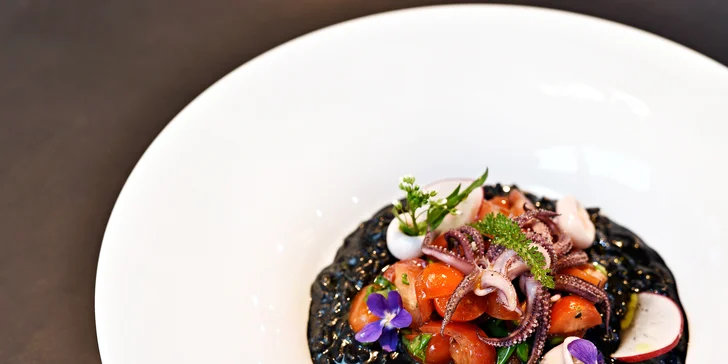 Jarní degustační menu pro 2 podávané v rukavičkách: foie gras, kalamáry, kuřátko
