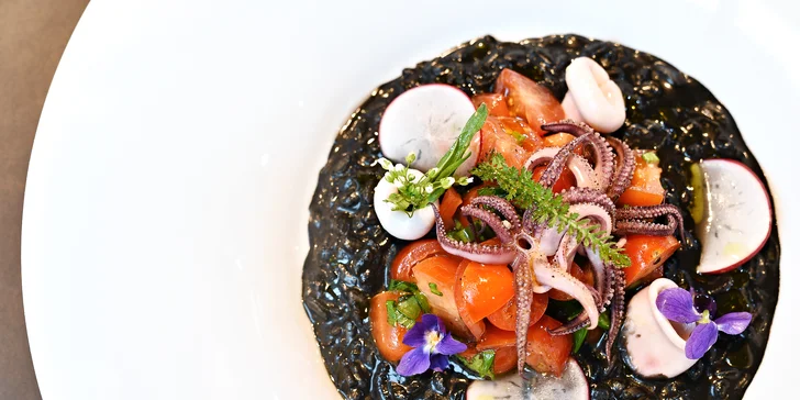 Jarní degustační menu pro 2 podávané v rukavičkách: foie gras, kalamáry, kuřátko