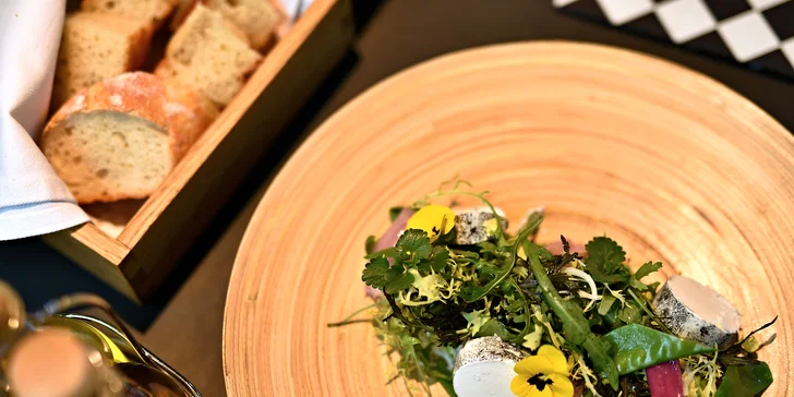 Jarní degustační menu pro 2 podávané v rukavičkách: foie gras, kalamáry, kuřátko