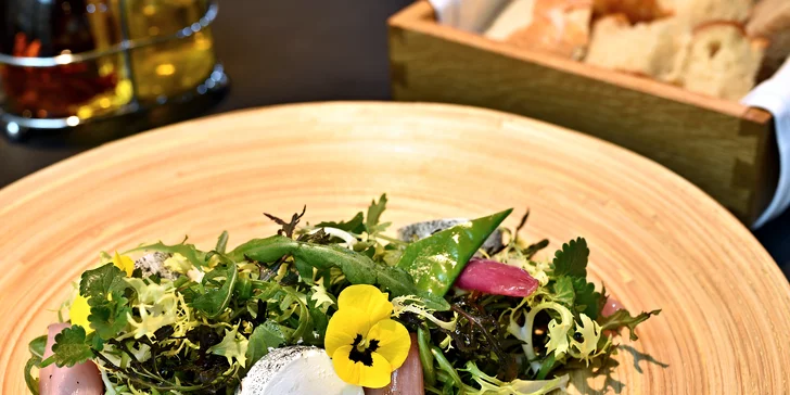 Jarní degustační menu pro 2 podávané v rukavičkách: foie gras, kalamáry, kuřátko